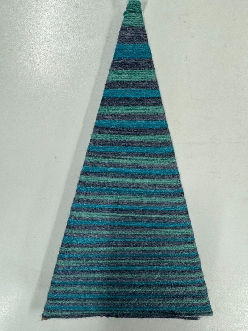 毛糸を巻いた三角のダンボール